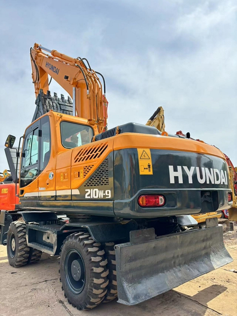 Used Hyundai 210W-9S 21 Ton Wheel Excavator