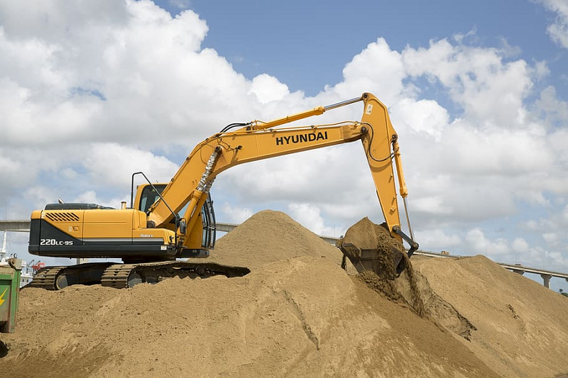 A Guide To Selecting Used Excavators for Water Conservancy Projects
