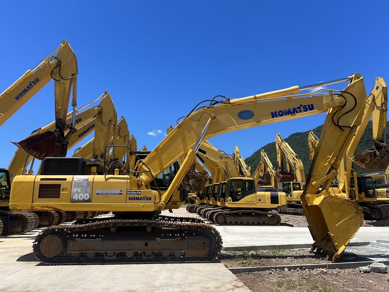Komatsu PC400-8R tracked excavator