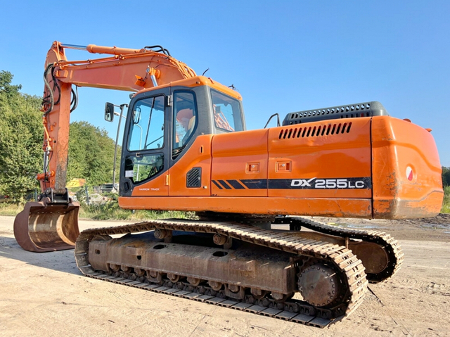 Used Doosan DX255 25 Ton Excavator